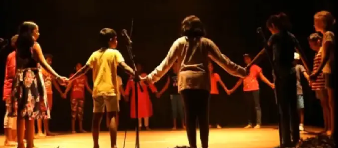 Danse traditionnelle sur la scène de l’Alliance française